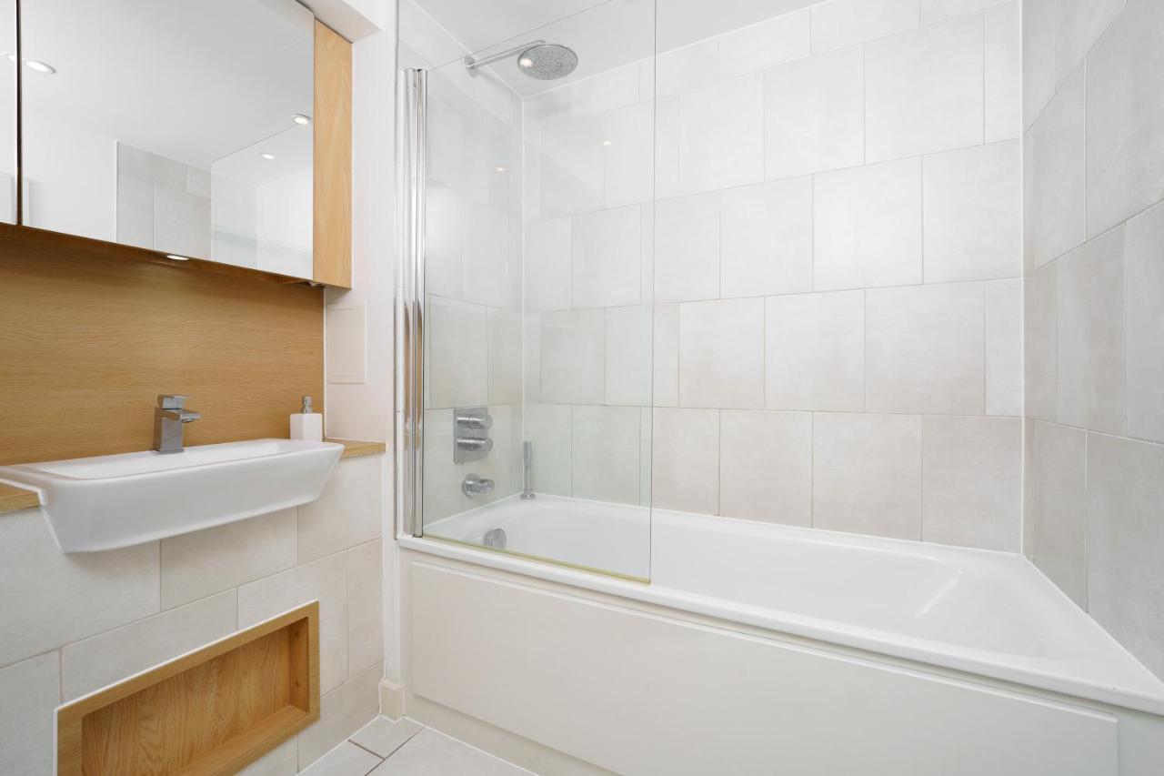 Stylish Fully-Equipped One Bedroom Apartment With Extra Sofa Bed, Free Secure Parking, Onsite Gym, 24Hr Security & Concierge London Ngoại thất bức ảnh