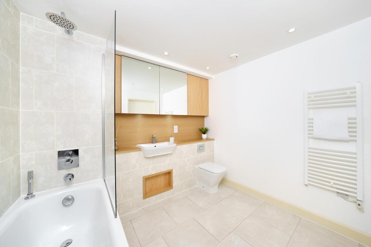 Stylish Fully-Equipped One Bedroom Apartment With Extra Sofa Bed, Free Secure Parking, Onsite Gym, 24Hr Security & Concierge London Ngoại thất bức ảnh